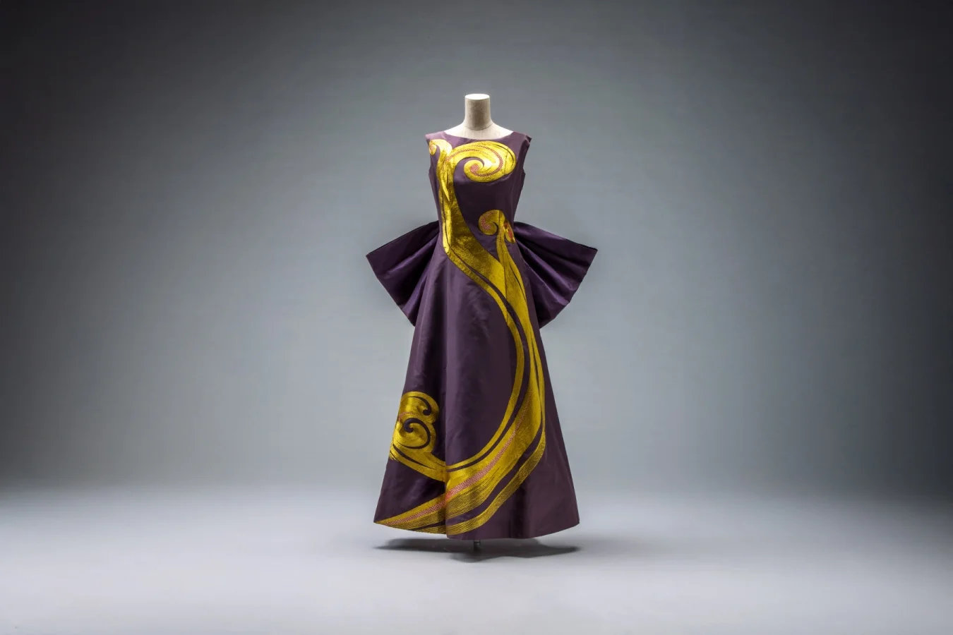 作者不詳　仮タイトル「ドレスを着た婦人図」Ｆ8号油彩画金が使われた豪華装飾　額装 作者不詳 仮タイトル「ドレスを着た婦人図」F8号油彩画金が使われた